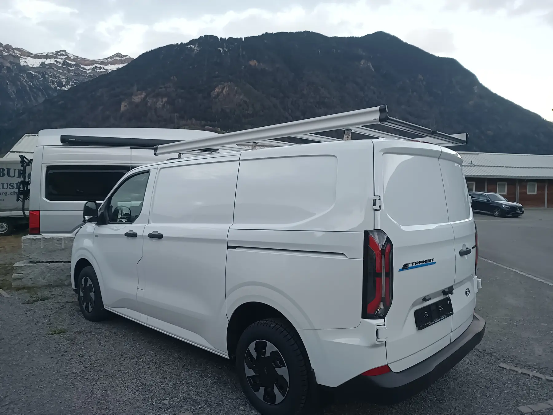 Ford E-Transit Custom mit fahrzeugspezifischem Aluminium-Dachkorb
