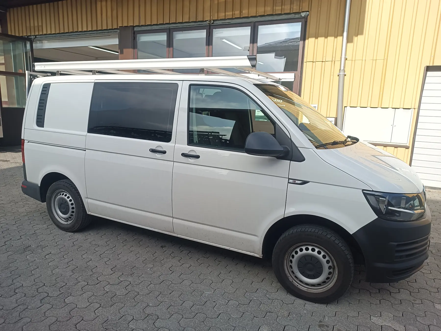 Volkswagen Transporter mit fahrzeugspezifischem Aluminium-Dachkorb